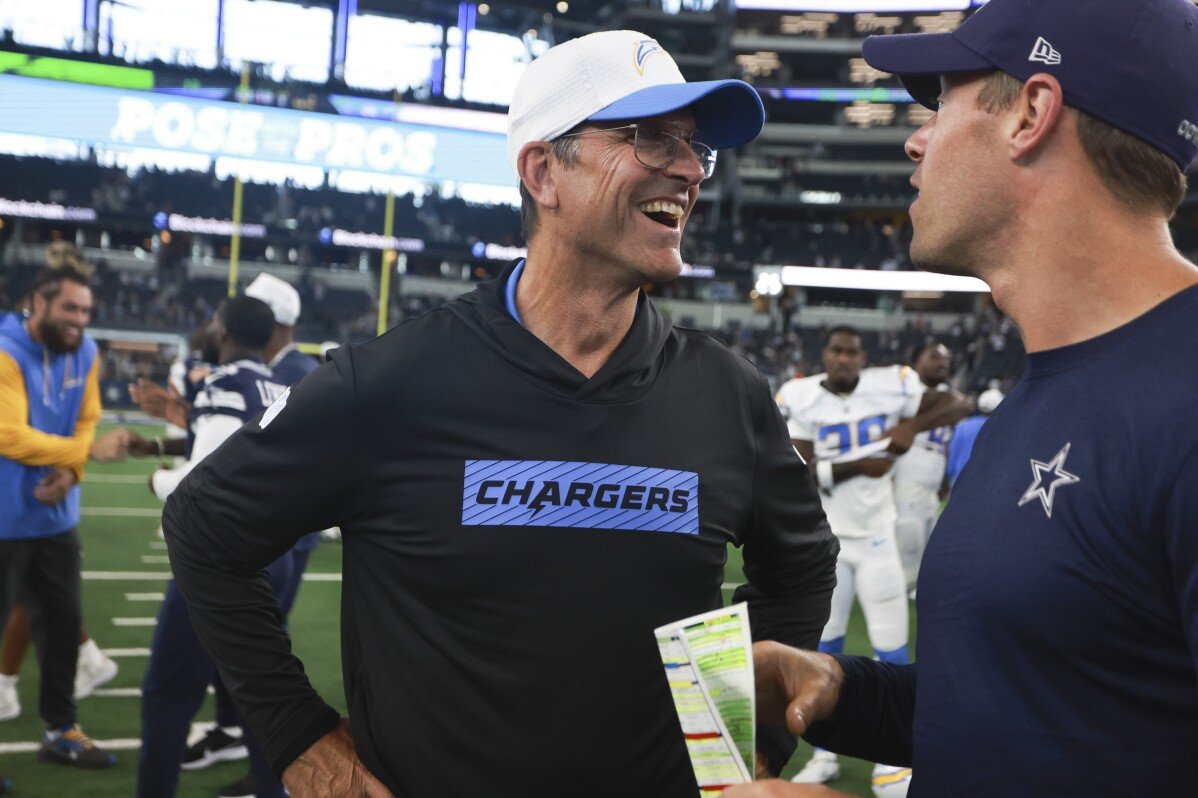 Le chemin de Harbaugh vers les Chargers, Pierce assurant le poste chez les Raiders a commencé avec la déroute de l'année dernière à Las Vegas